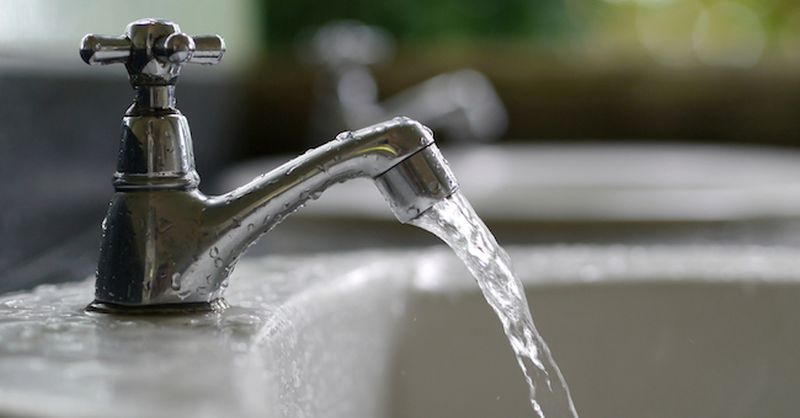 Rubinetto con acqua corrente