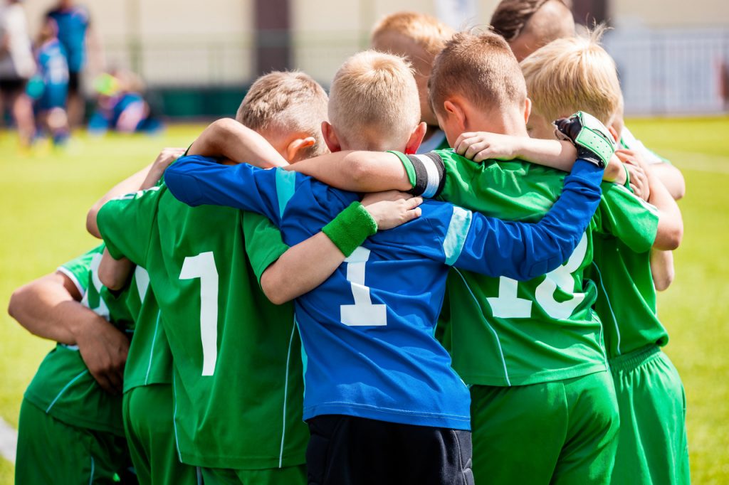 Calcio bambini abbraccio